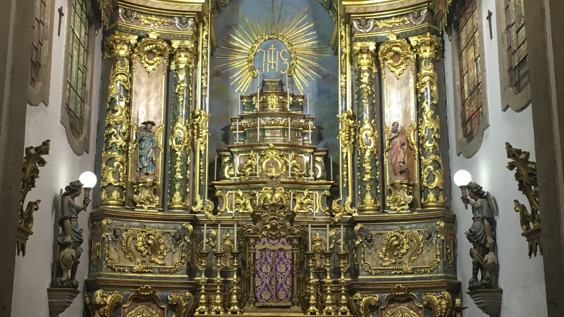 O Altar-Mor da Igreja de Santiago de Bougado
